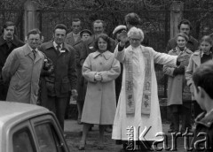Maj 1979, Podkowa Leśna, Polska.
Autosacrum - msza święta w intencji kierowców oraz poświecenie samochodów i motocykli; organizowana przy kościele św. Krzysztofa. Nz. Ksiądz proboszcz Leon Kantorski.
Fot. Wojciech Druszcz, zbiory Ośrodka KARTA