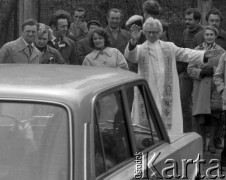 Maj 1979, Podkowa Leśna, Polska.
Autosacrum - msza święta w intencji kierowców oraz poświecenie samochodów i motocykli; organizowana przy kościele św. Krzysztofa. Nz. Ksiądz proboszcz Leon Kantorski.
Fot. Wojciech Druszcz, zbiory Ośrodka KARTA