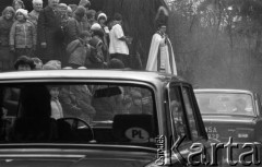 Maj 1979, Podkowa Leśna, Polska.
Autosacrum - msza święta w intencji kierowców oraz poświecenie samochodów i motocykli; organizowana przy kościele św. Krzysztofa.
Fot. Wojciech Druszcz, zbiory Ośrodka KARTA