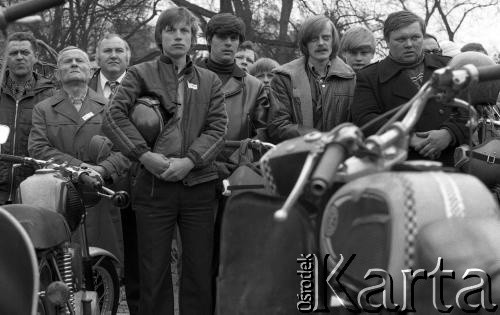 Maj 1979, Podkowa Leśna, Polska.
Autosacrum - msza święta w intencji kierowców oraz poświecenie samochodów i motocykli; organizowana przy kościele św. Krzysztofa.
Fot. Wojciech Druszcz, zbiory Ośrodka KARTA