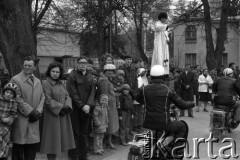 Maj 1979, Podkowa Leśna, Polska.
Autosacrum - msza święta w intencji kierowców oraz poświecenie samochodów i motocykli; organizowana przy kościele św. Krzysztofa.
Fot. Wojciech Druszcz, zbiory Ośrodka KARTA