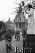 Maj 1979, Podkowa Leśna, Polska.
Autosacrum - msza święta w intencji kierowców oraz poświecenie samochodów i motocykli; organizowana przy kościele św. Krzysztofa.
Fot. Wojciech Druszcz, zbiory Ośrodka KARTA