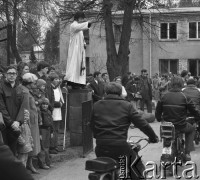 Maj 1979, Podkowa Leśna, Polska.
Autosacrum - msza święta w intencji kierowców oraz poświecenie samochodów i motocykli; organizowana przy kościele św. Krzysztofa.
Fot. Wojciech Druszcz, zbiory Ośrodka KARTA