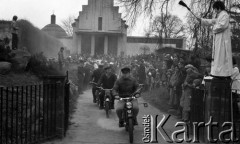 Maj 1979, Podkowa Leśna, Polska.
Autosacrum - msza święta w intencji kierowców oraz poświecenie samochodów i motocykli; organizowana przy kościele św. Krzysztofa.
Fot. Wojciech Druszcz, zbiory Ośrodka KARTA