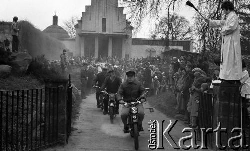 Maj 1979, Podkowa Leśna, Polska.
Autosacrum - msza święta w intencji kierowców oraz poświecenie samochodów i motocykli; organizowana przy kościele św. Krzysztofa.
Fot. Wojciech Druszcz, zbiory Ośrodka KARTA