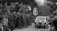 Maj 1979, Podkowa Leśna, Polska.
Autosacrum - msza święta w intencji kierowców oraz poświecenie samochodów i motocykli; organizowana przy kościele św. Krzysztofa.
Fot. Wojciech Druszcz, zbiory Ośrodka KARTA