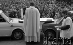 Maj 1979, Podkowa Leśna, Polska.
Autosacrum - msza święta w intencji kierowców oraz poświecenie samochodów i motocykli; organizowana przy kościele św. Krzysztofa.
Fot. Wojciech Druszcz, zbiory Ośrodka KARTA