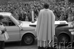 Maj 1979, Podkowa Leśna, Polska.
Autosacrum - msza święta w intencji kierowców oraz poświecenie samochodów i motocykli; organizowana przy kościele św. Krzysztofa.
Fot. Wojciech Druszcz, zbiory Ośrodka KARTA