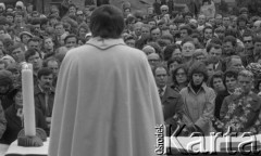 Maj 1979, Podkowa Leśna, Polska.
Autosacrum - msza święta w intencji kierowców oraz poświecenie samochodów i motocykli; organizowana przy kościele św. Krzysztofa.
Fot. Wojciech Druszcz, zbiory Ośrodka KARTA