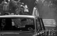 Maj 1979, Podkowa Leśna, Polska.
Autosacrum - msza święta w intencji kierowców oraz poświecenie samochodów i motocykli; organizowana przy kościele św. Krzysztofa.
Fot. Wojciech Druszcz, zbiory Ośrodka KARTA
