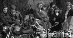 Maj 1979, Podkowa Leśna, Polska.
Autosacrum - msza święta w intencji kierowców oraz poświecenie samochodów i motocykli; organizowana przy kościele św. Krzysztofa.
Fot. Wojciech Druszcz, zbiory Ośrodka KARTA