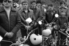 Maj 1979, Podkowa Leśna, Polska.
Autosacrum - msza święta w intencji kierowców oraz poświecenie samochodów i motocykli; organizowana przy kościele św. Krzysztofa.
Fot. Wojciech Druszcz, zbiory Ośrodka KARTA