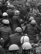 Maj 1979, Podkowa Leśna, Polska.
Autosacrum - msza święta w intencji kierowców oraz poświecenie samochodów i motocykli; organizowana przy kościele św. Krzysztofa.
Fot. Wojciech Druszcz, zbiory Ośrodka KARTA