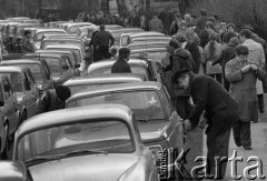 Maj 1979, Podkowa Leśna, Polska.
Autosacrum - msza święta w intencji kierowców oraz poświecenie samochodów i motocykli; organizowana przy kościele św. Krzysztofa.
Fot. Wojciech Druszcz, zbiory Ośrodka KARTA