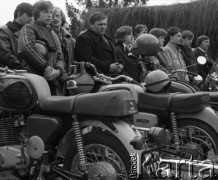 Maj 1979, Podkowa Leśna, Polska.
Autosacrum - msza święta w intencji kierowców oraz poświecenie samochodów i motocykli; organizowana przy kościele św. Krzysztofa.
Fot. Wojciech Druszcz, zbiory Ośrodka KARTA