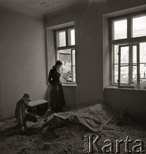 1970, Warszawa, Polska.
Modelki w ruinach kamienicy na rogu ulicy Chałubińskiego i Al. Jerozolimskich. Budynki zostały zburzone, aby tym miejscu mógł stanąć Dworzec Centralny. 
Fot. Wojciech Druszcz, zbiory Ośrodka KARTA
