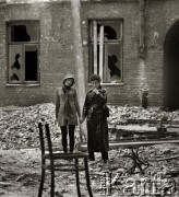 1970, Warszawa, Polska.
Modelki w ruinach kamienicy na rogu ulicy Chałubińskiego i Al. Jerozolimskich. Budynki zostały zburzone, aby tym miejscu mógł stanąć Dworzec Centralny. 
Fot. Wojciech Druszcz, zbiory Ośrodka KARTA
