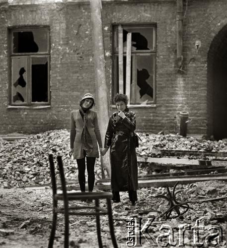 1970, Warszawa, Polska.
Modelki w ruinach kamienicy na rogu ulicy Chałubińskiego i Al. Jerozolimskich. Budynki zostały zburzone, aby tym miejscu mógł stanąć Dworzec Centralny. 
Fot. Wojciech Druszcz, zbiory Ośrodka KARTA
