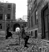 1970, Warszawa, Polska.
Modelki w ruinach kamienicy na rogu ulicy Chałubińskiego i Al. Jerozolimskich. Budynki zostały zburzone, aby tym miejscu mógł stanąć Dworzec Centralny. 
Fot. Wojciech Druszcz, zbiory Ośrodka KARTA

