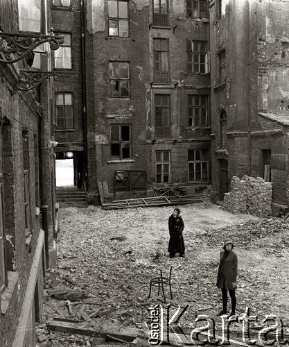 1970, Warszawa, Polska.
Modelki w ruinach kamienicy na rogu ulicy Chałubińskiego i Al. Jerozolimskich. Budynki zostały zburzone, aby tym miejscu mógł stanąć Dworzec Centralny. 
Fot. Wojciech Druszcz, zbiory Ośrodka KARTA
