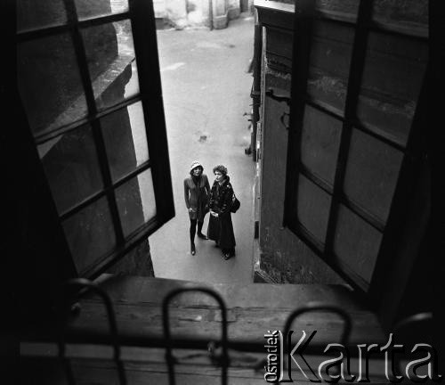 1970, Warszawa, Polska.
Modelki w ruinach kamienicy na rogu ulicy Chałubińskiego i Al. Jerozolimskich. Budynki zostały zburzone, aby tym miejscu mógł stanąć Dworzec Centralny. 
Fot. Wojciech Druszcz, zbiory Ośrodka KARTA
