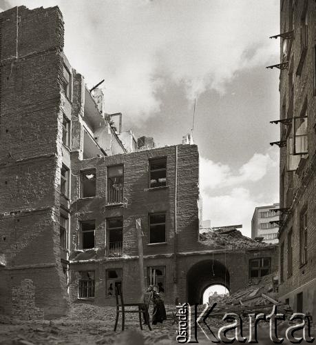 1970, Warszawa, Polska.
Modelki w ruinach kamienicy na rogu ulicy Chałubińskiego i Al. Jerozolimskich. Budynki zostały zburzone, aby tym miejscu mógł stanąć Dworzec Centralny. 
Fot. Wojciech Druszcz, zbiory Ośrodka KARTA
