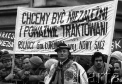 10.02.1981, Warszawa, Polska.
Manifestacja rolników przed siedzibą Sądu Najwyższego w związku z rozprawą rewizyjną w sprawie rejestracji Niezależnego Samorządnego Związku Zawodowego Rolników Indywidualnych 