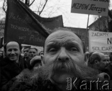 10.02.1981, Warszawa, Polska.
Manifestacja rolników przed siedzibą Sądu Najwyższego w związku z rozprawą rewizyjną w sprawie rejestracji Niezależnego Samorządnego Związku Zawodowego Rolników Indywidualnych 