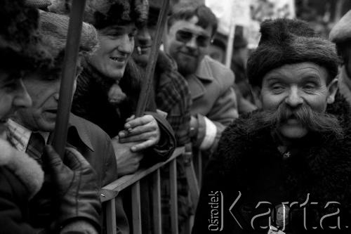 10.02.1981, Warszawa, Polska.
Manifestacja rolników przed siedzibą Sądu Najwyższego w związku z rozprawą rewizyjną w sprawie rejestracji Niezależnego Samorządnego Związku Zawodowego Rolników Indywidualnych 