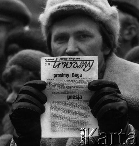 10.02.1981, Warszawa, Polska.
Manifestacja rolników przed siedzibą Sądu Najwyższego w związku z rozprawą rewizyjną w sprawie rejestracji Niezależnego Samorządnego Związku Zawodowego Rolników Indywidualnych 