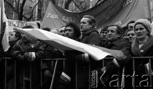 10.02.1981, Warszawa, Polska.
Manifestacja rolników przed siedzibą Sądu Najwyższego w związku z rozprawą rewizyjną w sprawie rejestracji Niezależnego Samorządnego Związku Zawodowego Rolników Indywidualnych 