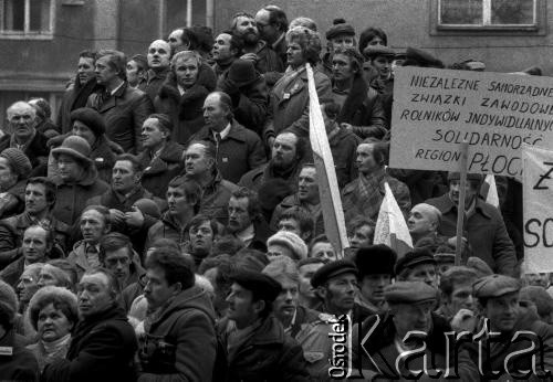 10.02.1981, Warszawa, Polska.
Manifestacja rolników przed siedzibą Sądu Najwyższego w związku z rozprawą rewizyjną w sprawie rejestracji Niezależnego Samorządnego Związku Zawodowego Rolników Indywidualnych 