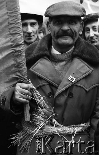 10.02.1981, Warszawa, Polska.
Manifestacja rolników przed siedzibą Sądu Najwyższego w związku z rozprawą rewizyjną w sprawie rejestracji Niezależnego Samorządnego Związku Zawodowego Rolników Indywidualnych 