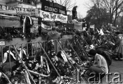 4.11.1984, Warszawa, Polska.
Kościół św. Stanisława Kostki. Pogrzeb księdza Jerzego Popiełuszki. Ogrodzenie kościoła z zawieszonymi kwiatami i transparentami.
Fot. Wojciech Druszcz, zbiory Ośrodka KARTA