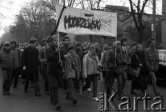 4.11.1984, Warszawa, Polska.
Kościół św. Stanisława Kostki. Pogrzeb księdza Jerzego Popiełuszki. Młodzież z transparentem.
Fot. Wojciech Druszcz, zbiory Ośrodka KARTA