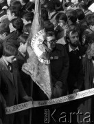 4.11.1984, Warszawa, Polska.
Kościół św. Stanisława Kostki. Pogrzeb księdza Jerzego Popiełuszki. Na zdjęciu działacze Konfederacji Polski Niepodległej, w środku Leszek Moczulski.
Fot. Wojciech Druszcz, zbiory Ośrodka KARTA