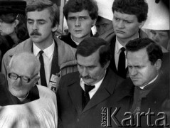 4.11.1984, Warszawa, Polska.
Kościół św. Stanisława Kostki. Pogrzeb księdza Jerzego Popiełuszki. W środku Lech Wałęsa, z prawej ksiądz Henryk Jankowski.
Fot. Wojciech Druszcz, zbiory Ośrodka KARTA