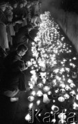 4.11.1984, Warszawa, Polska.
Kościół św. Stanisława Kostki. Znicze pod murem kościoła ustawione przez wiernych w związku z pogrzebem księdza Jerzego Popiełuszki.
Fot. Wojciech Druszcz, zbiory Ośrodka KARTA