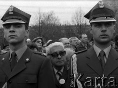 19.04.1988, Warszawa, Polska.
45. rocznica Powstania w Getcie Warszawskim. Uroczystości pod pomnikiem Bohaterów Getta oraz marsz ulicą Stawki pod Pomnik Umschlagplatz. Brali w nich udział więźniowie obozów koncentracyjnych, delegacje z Izraela i całego świata oraz przedstawiciele Solidarności. 
Fot. WojciechDruszcz, zbiory Ośrodka KARTA