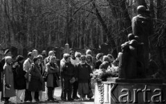 19.04.1988, Warszawa, Polska.
45. rocznica Powstania w Getcie Warszawskim. Uroczystości na cmentarzu żydowskim pod pomnikiem Janusza Korczaka. Brali w nich udział więźniowie obozów koncentracyjnych, delegacje z Izraela i całego świata oraz przedstawiciele Solidarności. 
Fot. WojciechDruszcz, zbiory Ośrodka KARTA