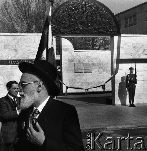 19.04.1988, Warszawa, Polska.
45. rocznica Powstania w Getcie Warszawskim. Uroczystości pod pomnikiem Umschlagplatz. Brali w nich udział więźniowie obozów koncentracyjnych, delegacje z Izraela i całego świata oraz przedstawiciele Solidarności. 
Fot. WojciechDruszcz, zbiory Ośrodka KARTA