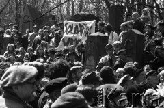 19.04.1988, Warszawa, Polska.
45. rocznica Powstania w Getcie Warszawskim. Uroczystości na cmentarzu żydowskim. Brali w nich udział więźniowie obozów koncentracyjnych, delegacje z Izraela i całego świata oraz przedstawiciele Solidarności. 
Fot. WojciechDruszcz, zbiory Ośrodka KARTA