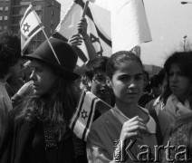 19.04.1988, Warszawa, Polska.
45. rocznica Powstania w Getcie Warszawskim. Uroczystości pod pomnikiem Bohaterów Getta oraz marsz ulicą Stawki pod Pomnik Umschlagplatz. Brali w nich udział więźniowie obozów koncentracyjnych, delegacje z Izraela i całego świata oraz przedstawiciele Solidarności. 
Fot. WojciechDruszcz, zbiory Ośrodka KARTA