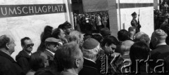 19.04.1988, Warszawa, Polska.
45. rocznica Powstania w Getcie Warszawskim. Uroczystości pod pomnikiem Umschlagplatz. Brali w nich udział więźniowie obozów koncentracyjnych, delegacje z Izraela i całego świata oraz przedstawiciele Solidarności. 
Fot. WojciechDruszcz, zbiory Ośrodka KARTA