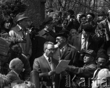 19.04.1988, Warszawa, Polska.
45. rocznica Powstania w Getcie Warszawskim. Uroczystości na cmentarzu żydowskim. Brali w nich udział więźniowie obozów koncentracyjnych, delegacje z Izraela i całego świata oraz przedstawiciele Solidarności. Nz. przemawia Marek Edelman, za nim po lewej w kapeluszu stoi Tadeusz Mazowiecki, z prawej kartkę trzyma Jacek Kuroń. 
Fot. WojciechDruszcz, zbiory Ośrodka KARTA