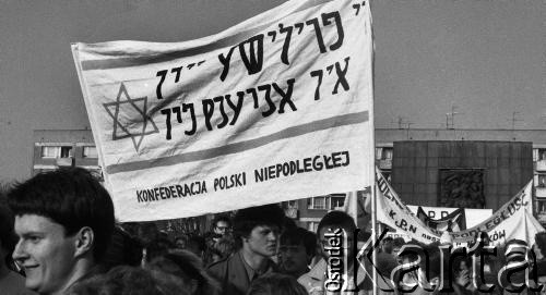 19.04.1988, Warszawa, Polska.
45. rocznica Powstania w Getcie Warszawskim. Uroczystości pod pomnikiem Bohaterów Getta. Nz. delegacja z  transparentem Konfederacji Polski Niepodległej. 
Fot. WojciechDruszcz, zbiory Ośrodka KARTA