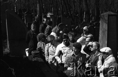 19.04.1988, Warszawa, Polska.
45. rocznica Powstania w Getcie Warszawskim. Uroczystości na cmentarzu żydowskim. Brali w nich udział więźniowie obozów koncentracyjnych, delegacje z Izraela i całego świata oraz przedstawiciele Solidarności. 
Fot. WojciechDruszcz, zbiory Ośrodka KARTA