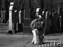 19.04.1988, Warszawa, Polska.
45. rocznica Powstania w Getcie Warszawskim. Uroczystości na cmentarzu żydowskim. Brali w nich udział więźniowie obozów koncentracyjnych, delegacje z Izraela i całego świata oraz przedstawiciele Solidarności. 
Fot. WojciechDruszcz, zbiory Ośrodka KARTA