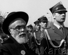 19.04.1988, Warszawa, Polska.
45. rocznica Powstania w Getcie Warszawskim. Uroczystości pod pomnikiem Bohaterów Getta oraz marsz ulicą Stawki pod Pomnik Umschlagplatz. Brali w nich udział więźniowie obozów koncentracyjnych, delegacje z Izraela i całego świata oraz przedstawiciele Solidarności. 
Fot. WojciechDruszcz, zbiory Ośrodka KARTA