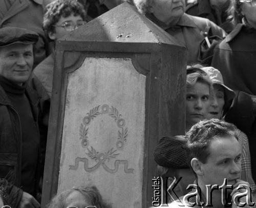 19.04.1988, Warszawa, Polska.
45. rocznica Powstania w Getcie Warszawskim. Uroczystości na cmentarzu żydowskim. Brali w nich udział więźniowie obozów koncentracyjnych, delegacje z Izraela i całego świata oraz przedstawiciele Solidarności. Nz. z lewej Henryk Wujek.
Fot. WojciechDruszcz, zbiory Ośrodka KARTA